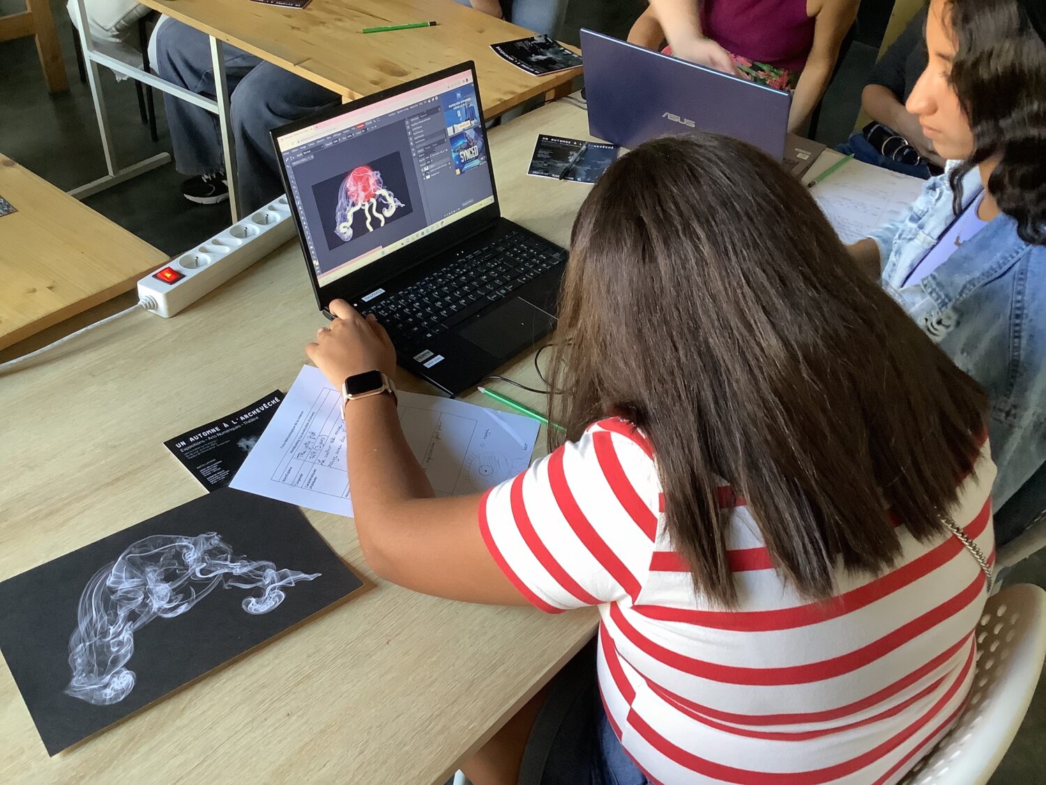 These workshops were organized with La Fondation Agir Contre l’Exclusion in order to give teenage girls confidence in their abilities to work with technological devices, to learn about the different career opportunities available and to discover the work of female digital artists. To do so, we chose to inspire them with augmented reality where they created their creatures on paper and animated them in real life.